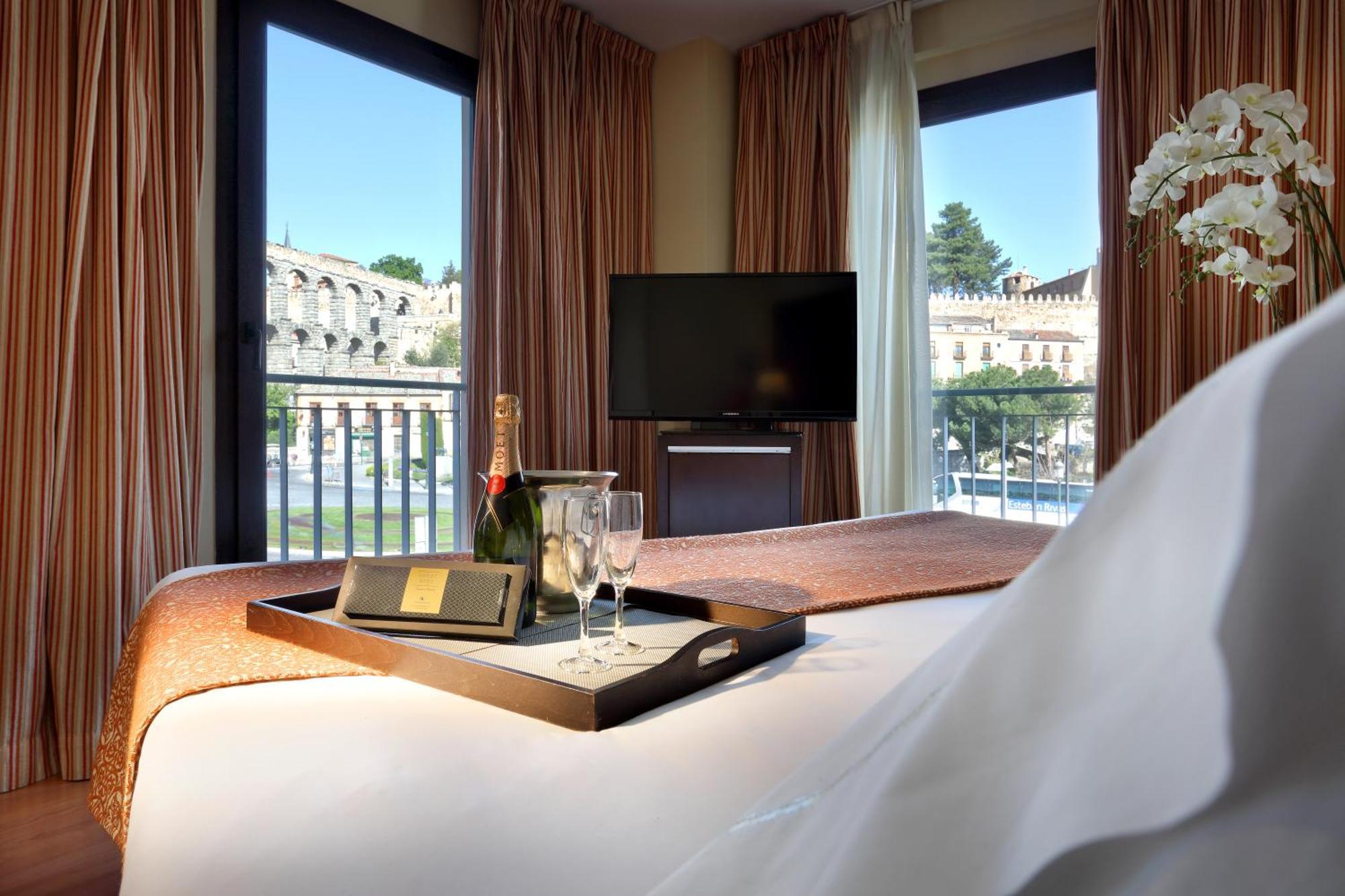 Отель Eurostars Plaza Acueducto Сеговия Экстерьер фото